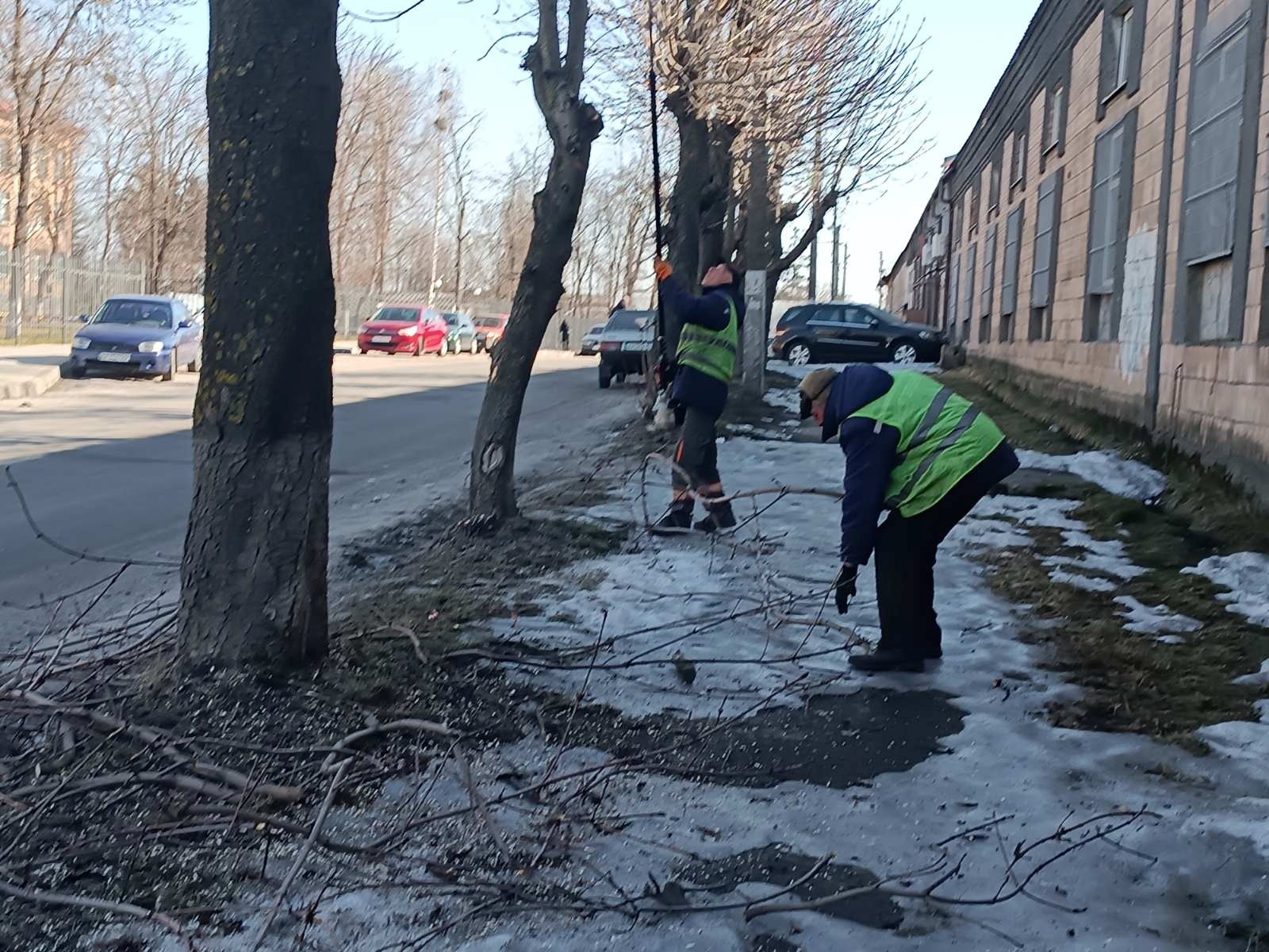 Весняне прибирання у Звягелі: жителів міста закликають залишати сміття під бордюрами