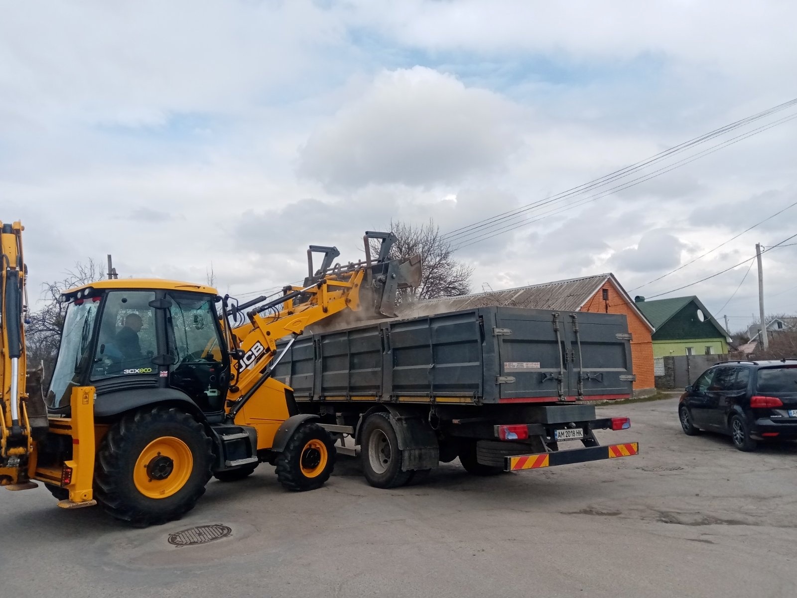 Весняне прибирання у Звягелі: жителів міста закликають залишати сміття під бордюрами
