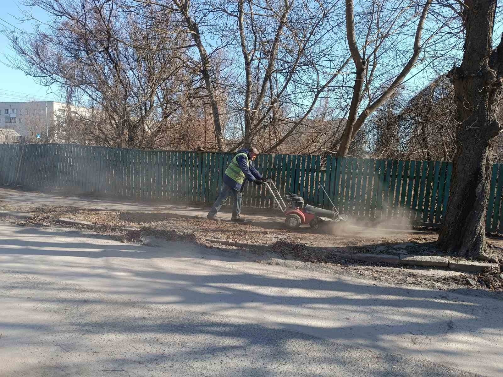 Весняне прибирання у Звягелі: жителів міста закликають залишати сміття під бордюрами