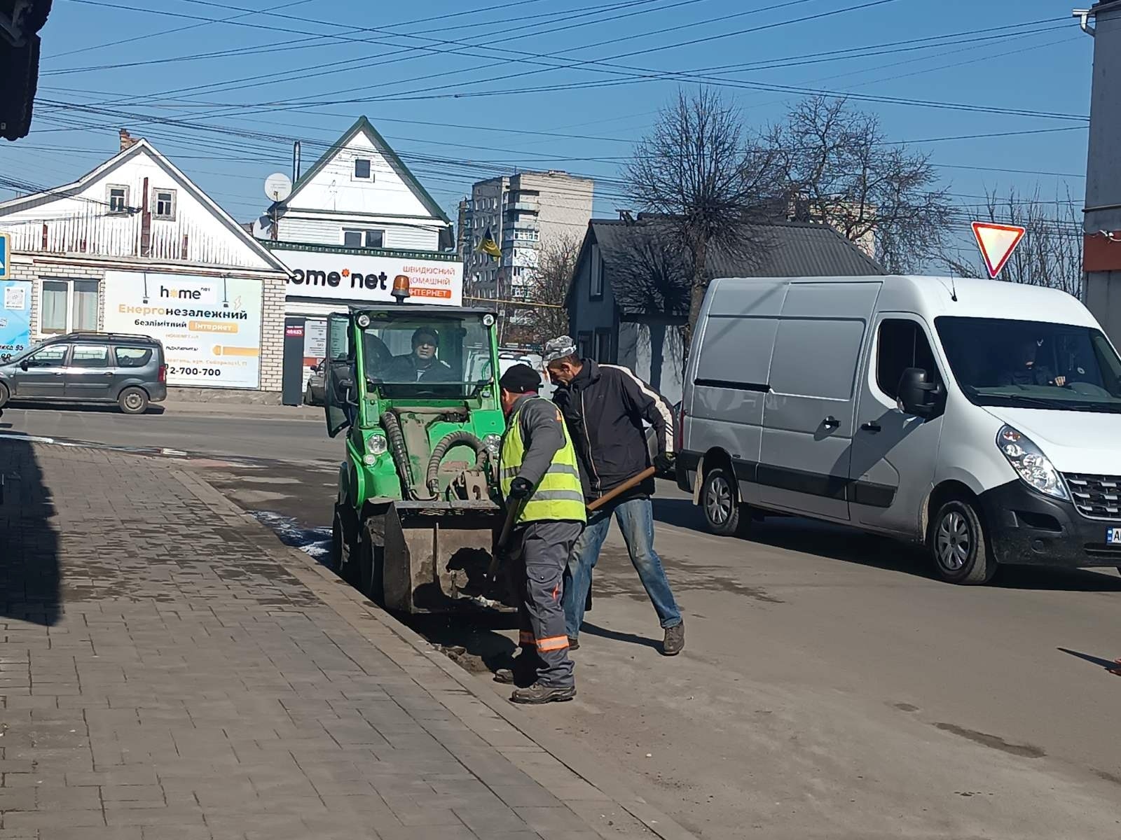 Весняне прибирання у Звягелі: жителів міста закликають залишати сміття під бордюрами