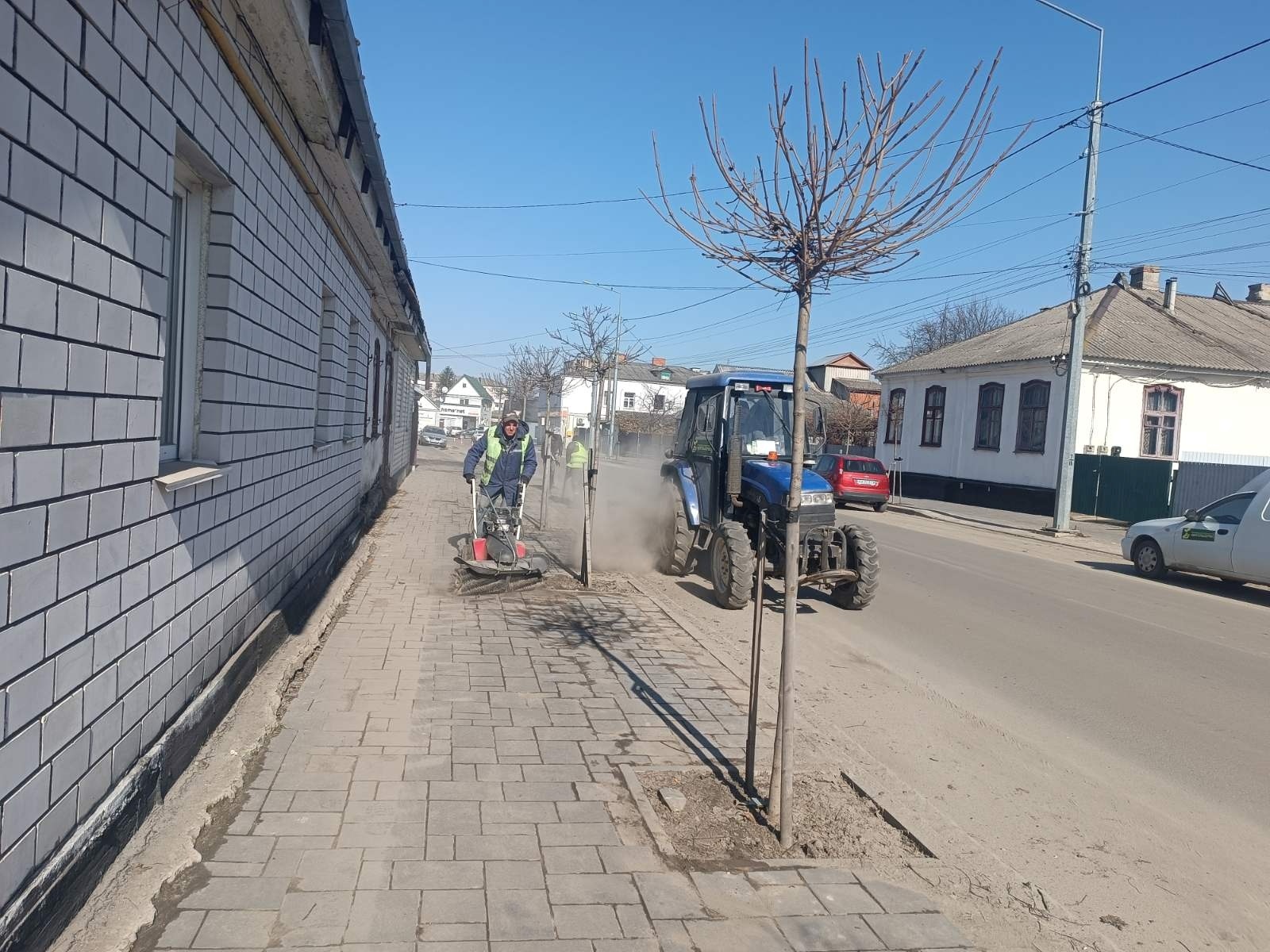 Весняне прибирання у Звягелі: жителів міста закликають залишати сміття під бордюрами