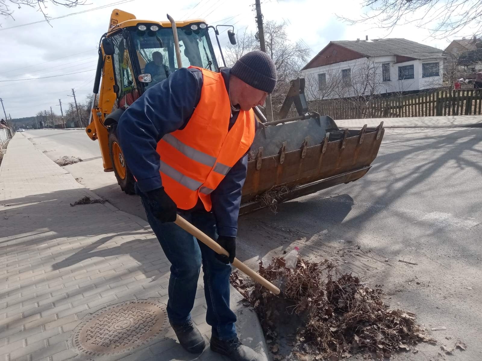 Весняне прибирання у Звягелі: жителів міста закликають залишати сміття під бордюрами