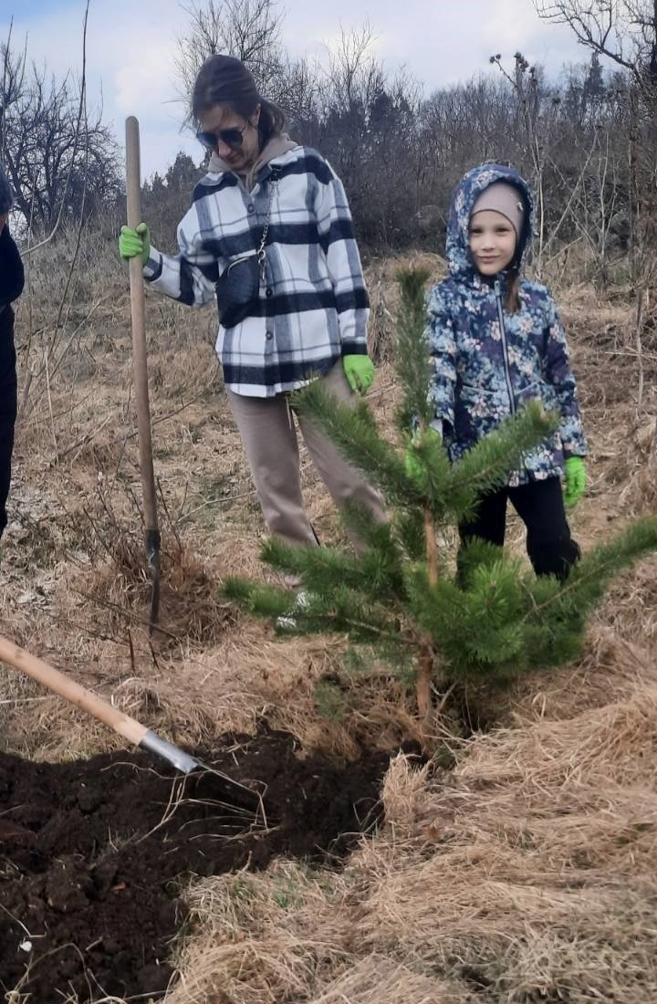 Весняна толока у Звягелі: прибрали набережну і висадили понад 180 дерев