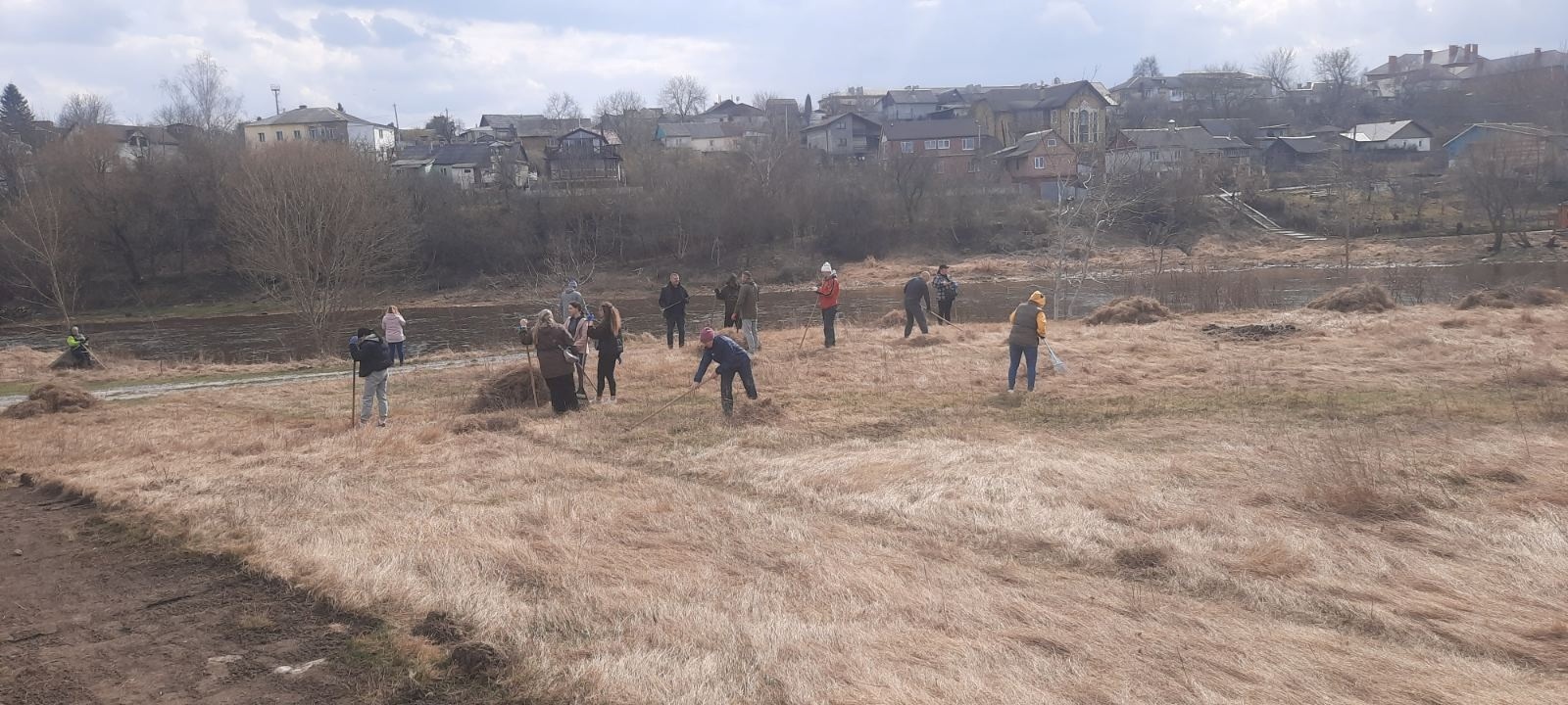 Весняна толока у Звягелі: прибрали набережну і висадили понад 180 дерев