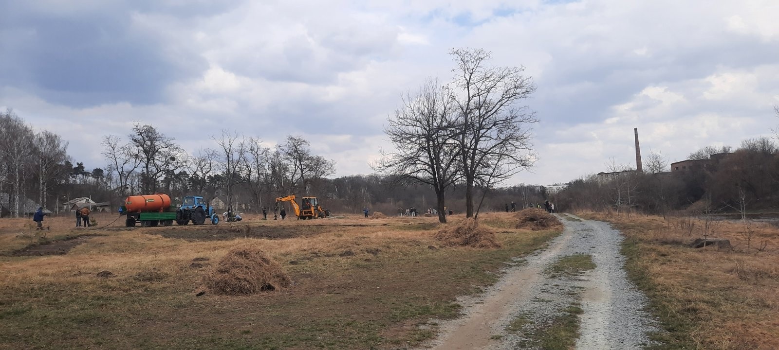 Весняна толока у Звягелі: прибрали набережну і висадили понад 180 дерев