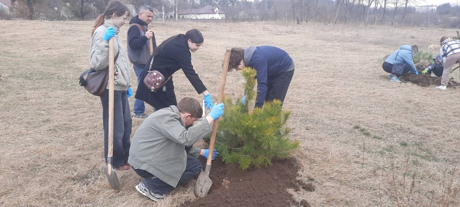 Весняна толока у Звягелі: прибрали набережну і висадили понад 180 дерев