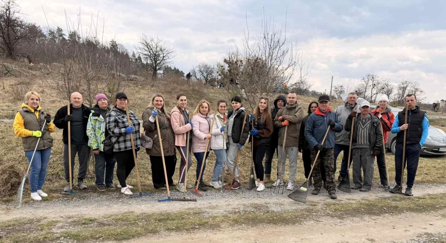 Весняна толока у Звягелі: прибрали набережну і висадили понад 180 дерев
