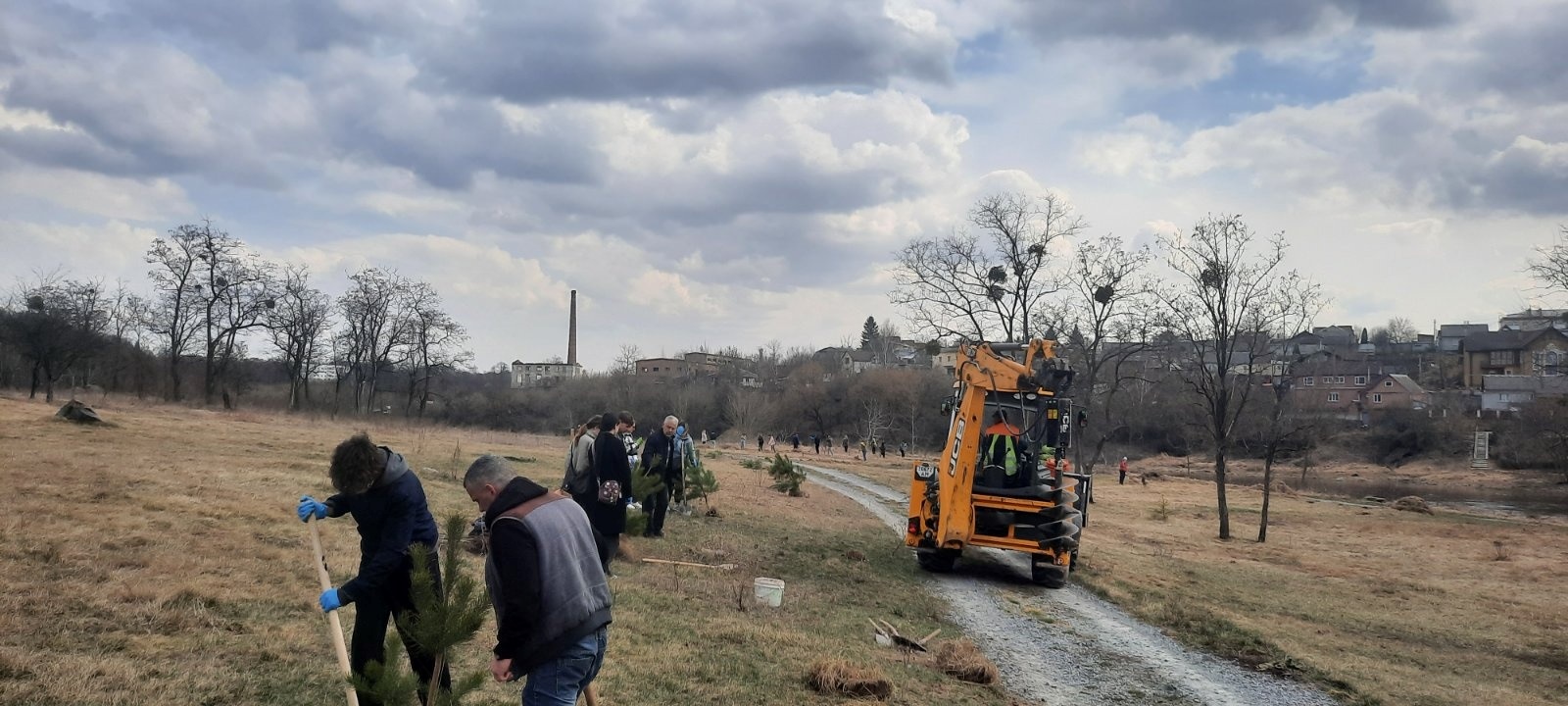 Весняна толока у Звягелі: прибрали набережну і висадили понад 180 дерев