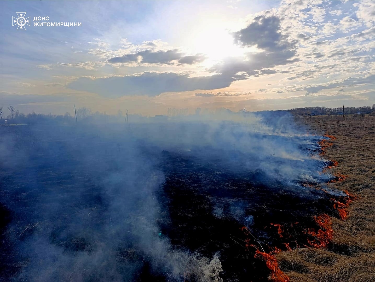 На Звягельщині вогонь з сухої трави перекинувся на будівлю