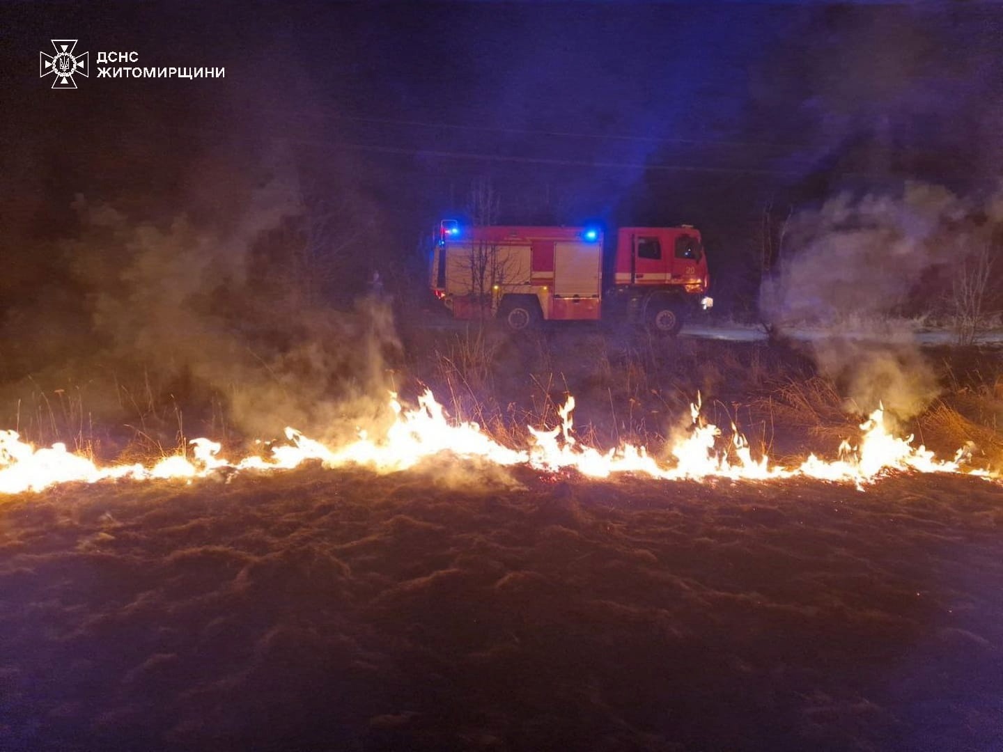 На Звягельщині вогонь з сухої трави перекинувся на будівлю