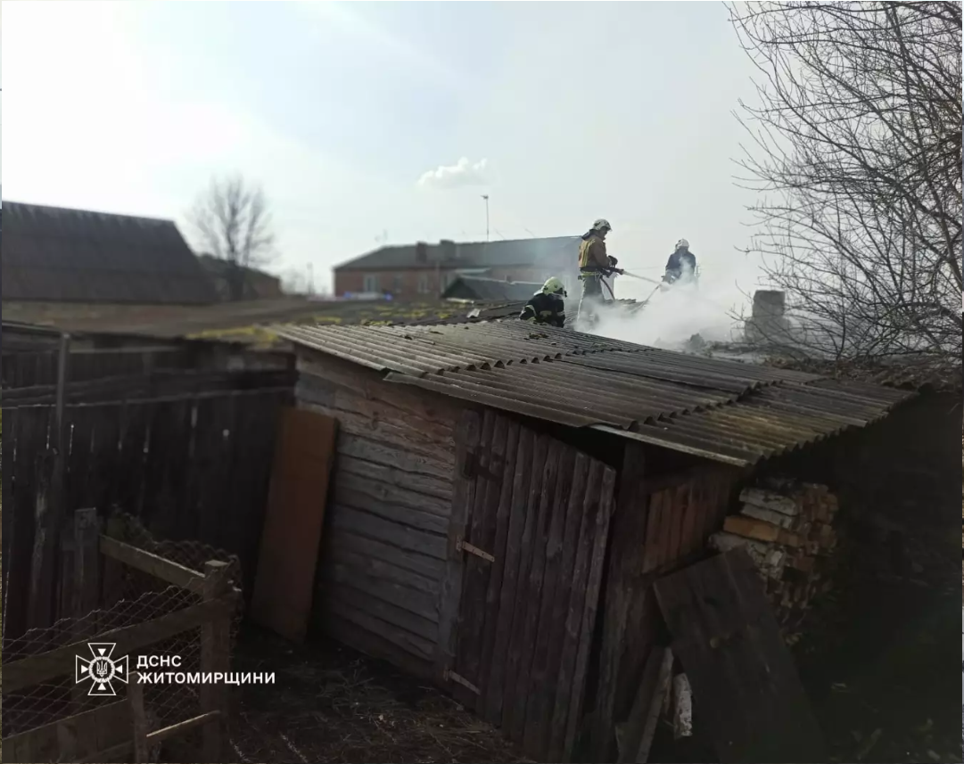 Звягельський район: в господарчій будівлі на сімох власників сталася пожежа