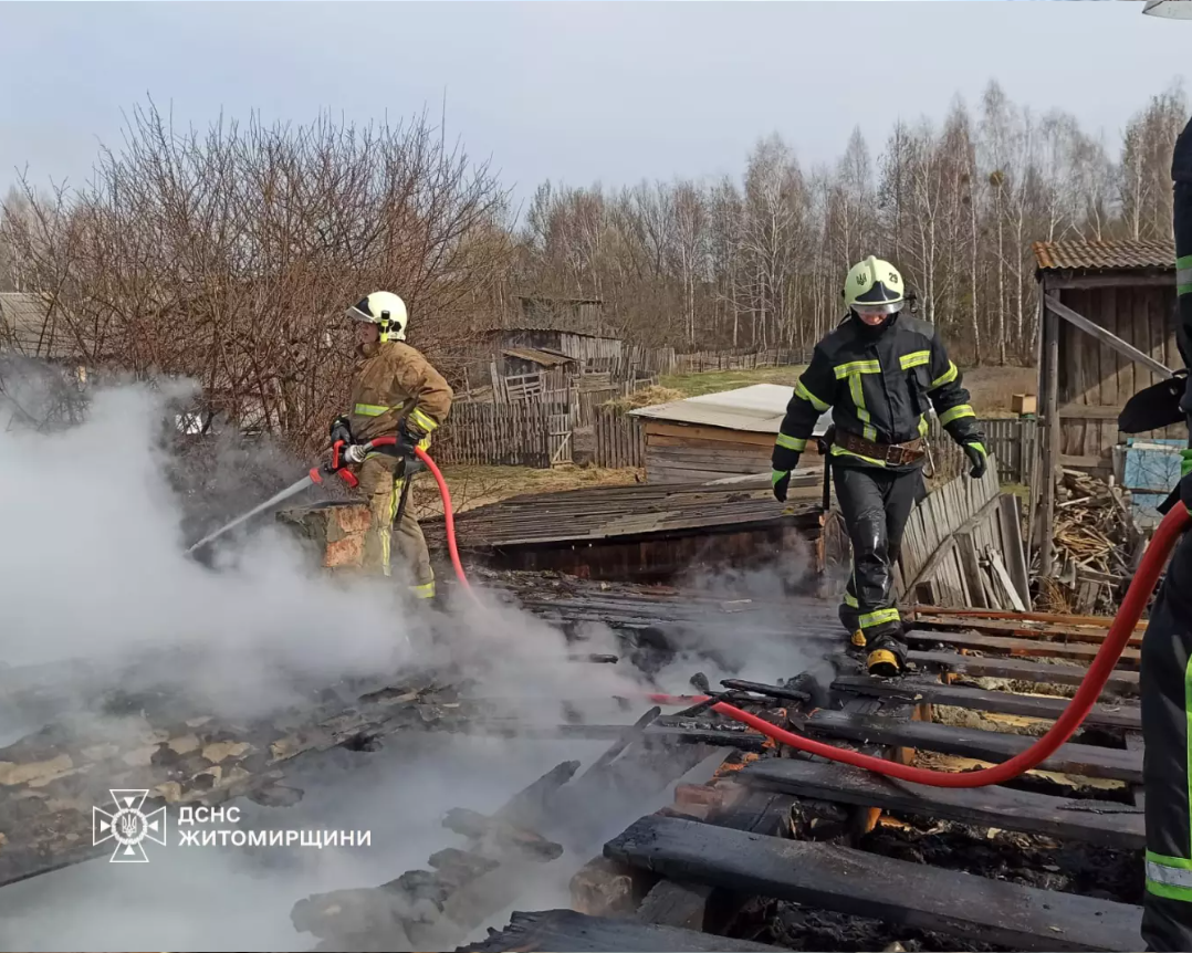 Звягельський район: в господарчій будівлі на сімох власників сталася пожежа
