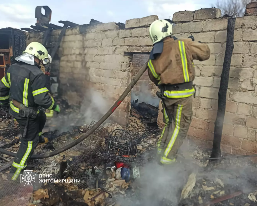 Звягельський район: в господарчій будівлі на сімох власників сталася пожежа