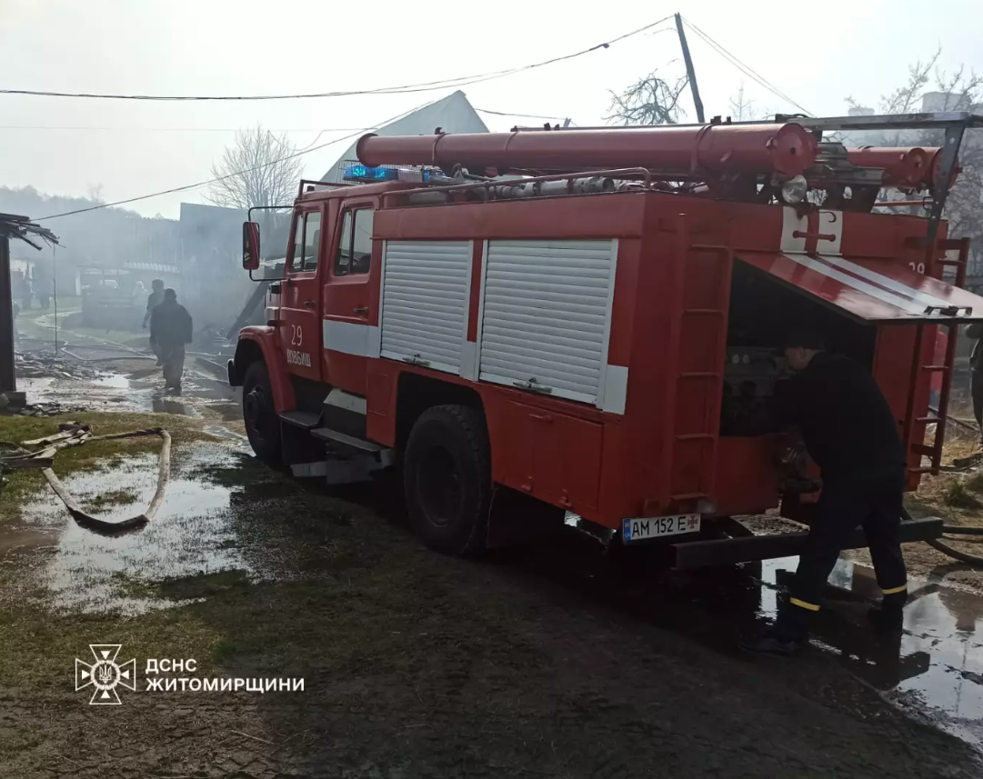 Звягельський район: в господарчій будівлі на сімох власників сталася пожежа
