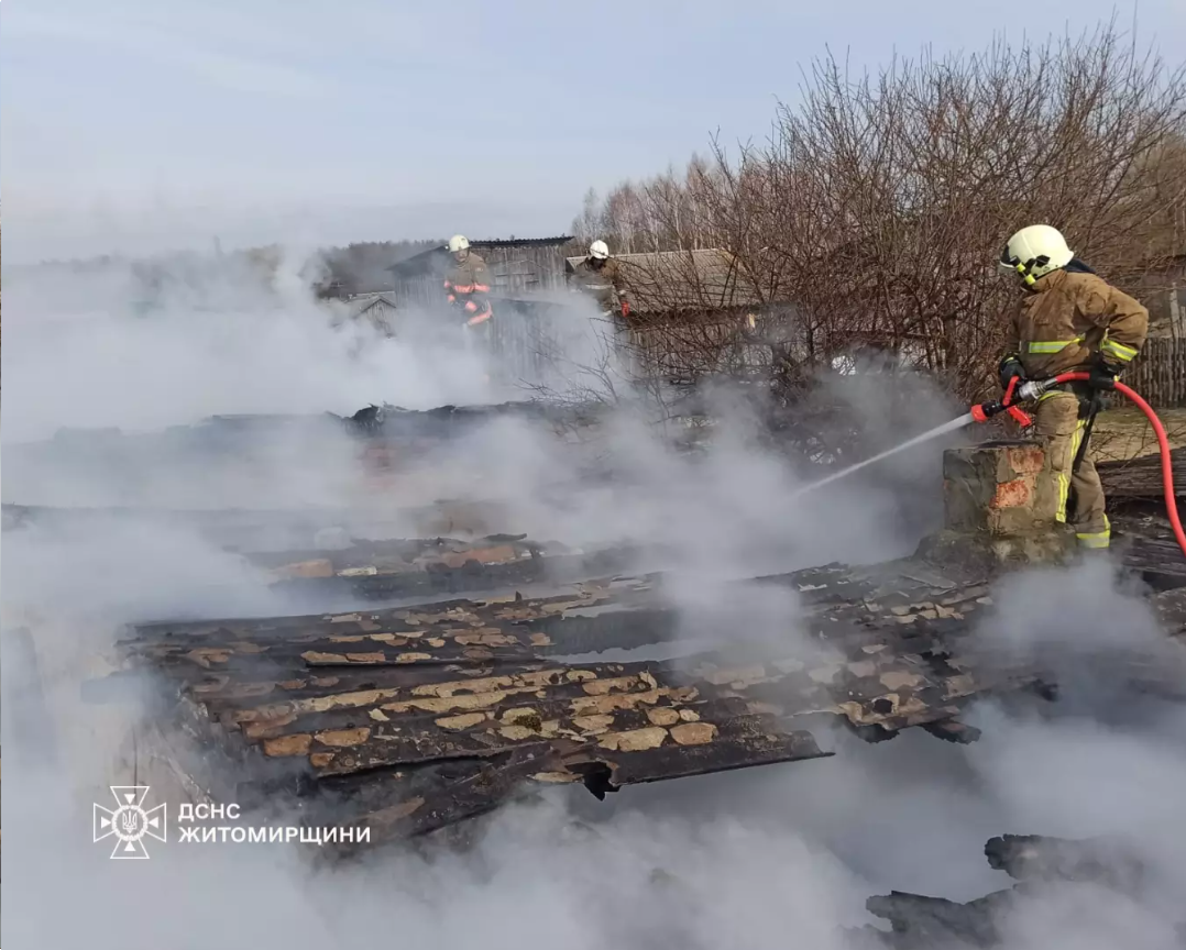 Звягельський район: в господарчій будівлі на сімох власників сталася пожежа