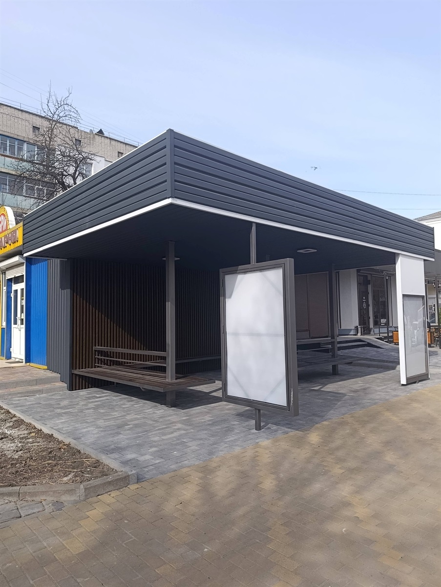 Чотири підприємці відремонтували автобусну зупинку в центрі Звягеля