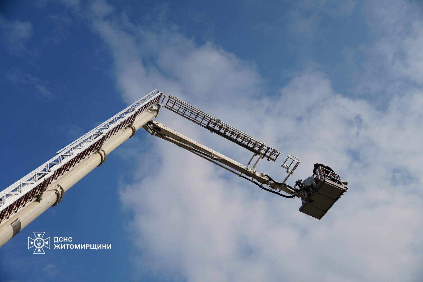 Наслідки атаки на Житомирщину 1 квітня: рятувальники ліквідували пожежу, сапери обстежили територію