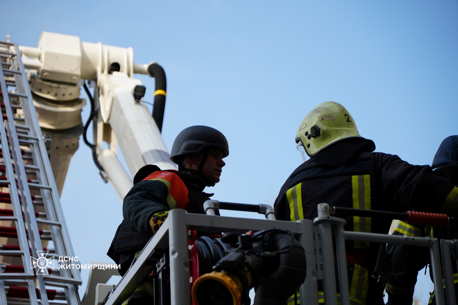 Наслідки атаки на Житомирщину 1 квітня: рятувальники ліквідували пожежу, сапери обстежили територію