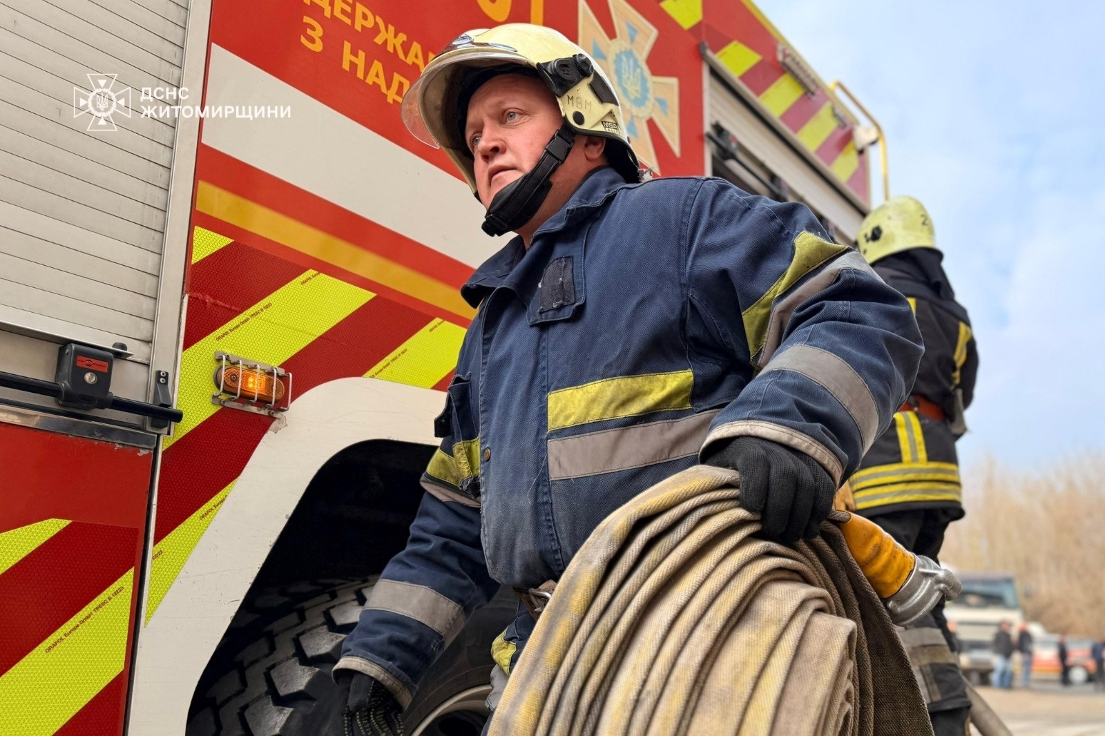 Наслідки атаки на Житомирщину 1 квітня: рятувальники ліквідували пожежу, сапери обстежили територію