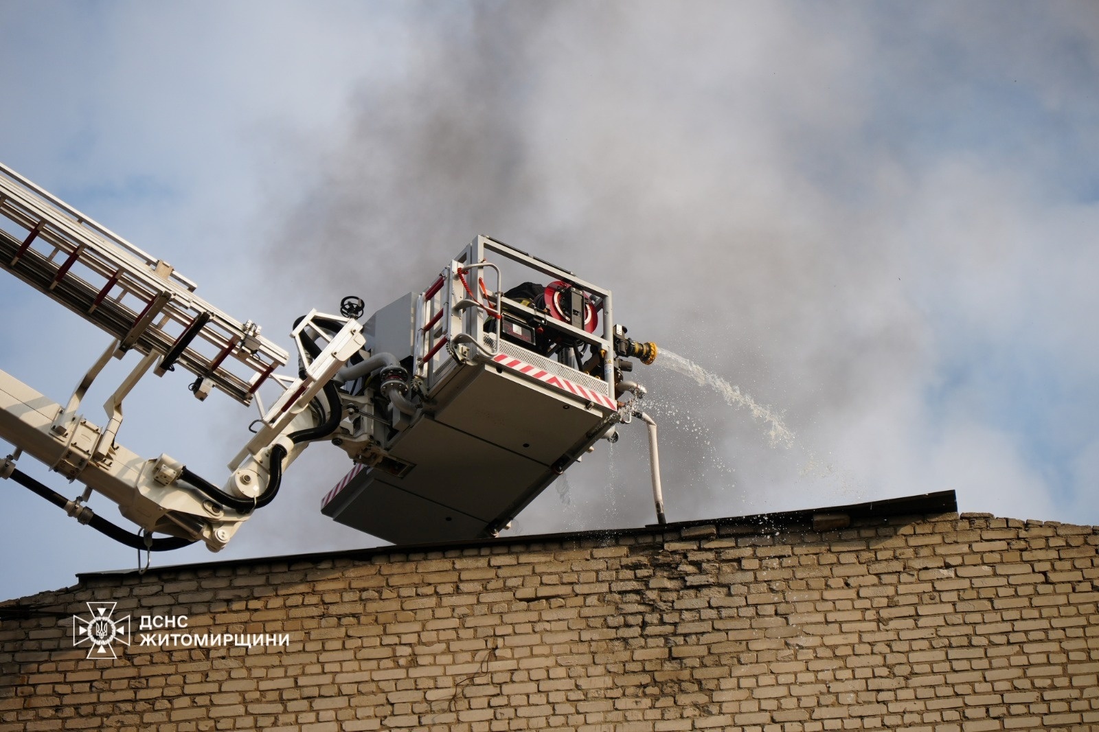 Наслідки атаки на Житомирщину 1 квітня: рятувальники ліквідували пожежу, сапери обстежили територію