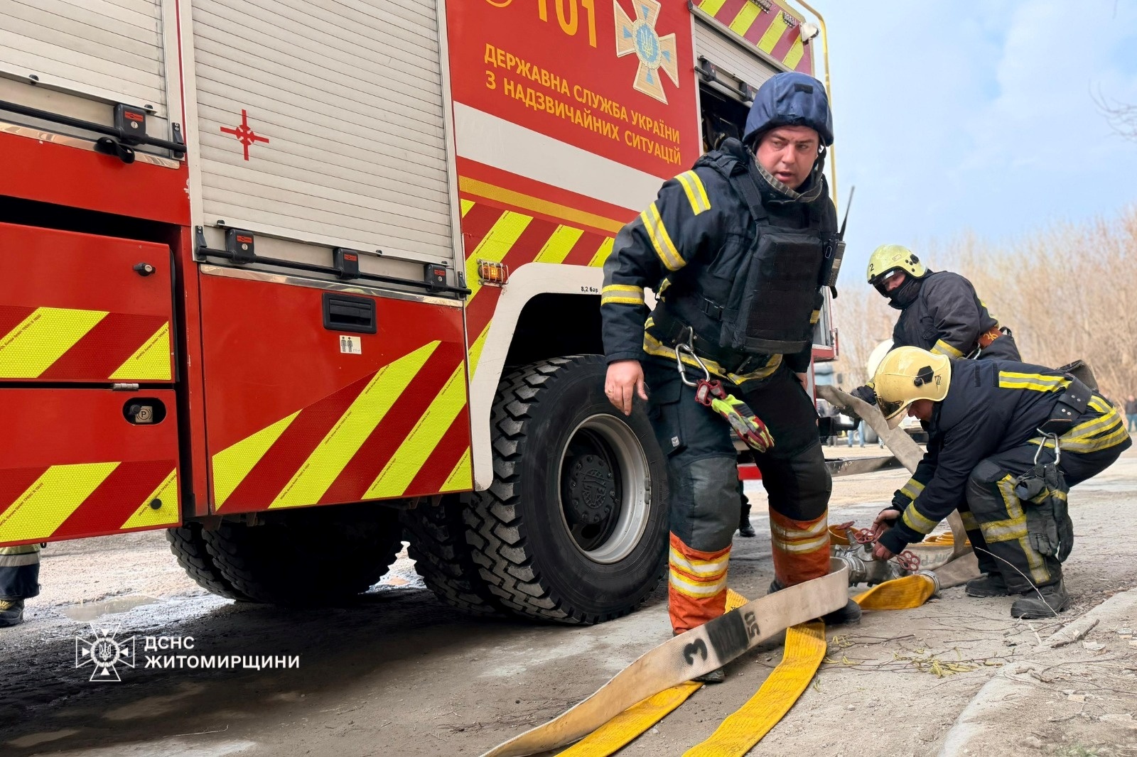 Наслідки атаки на Житомирщину 1 квітня: рятувальники ліквідували пожежу, сапери обстежили територію