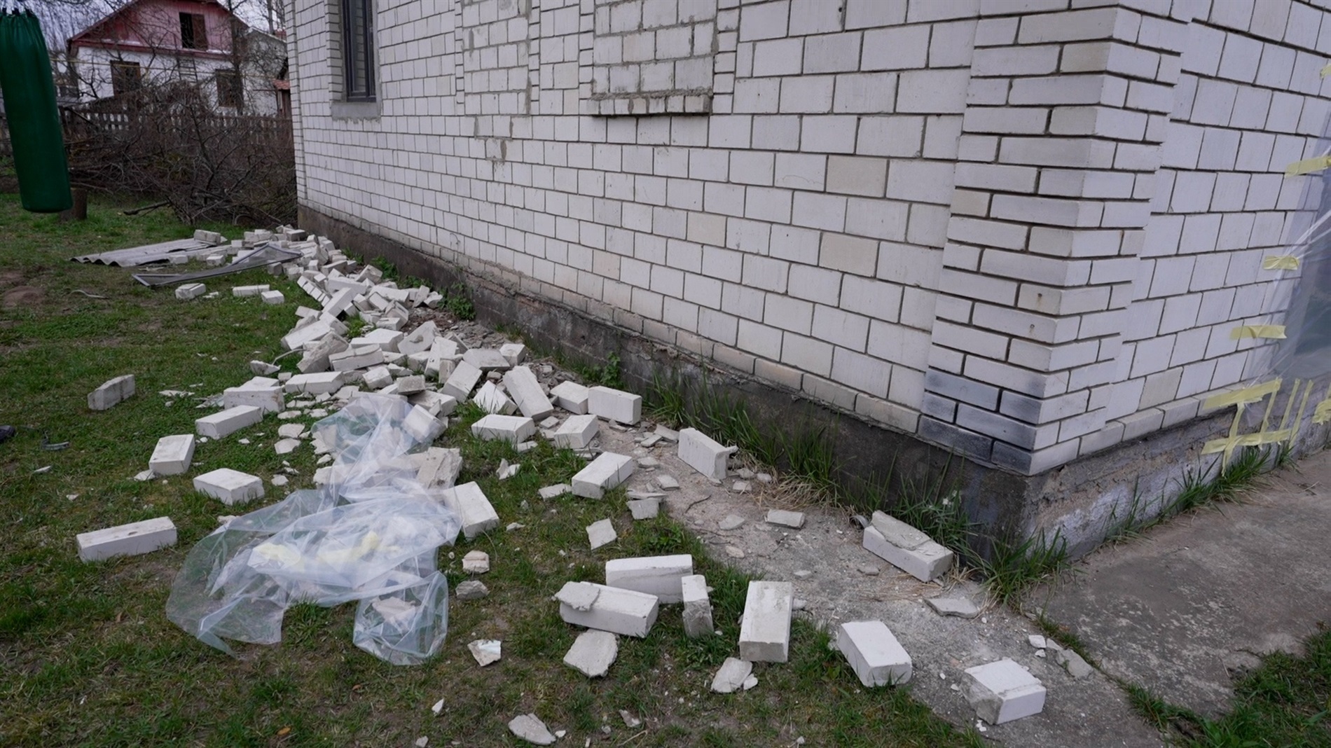 14-річна дівчина врятувала 2-річну дитину: деталі наслідків російського обстрілу Коростеня 3 квітня