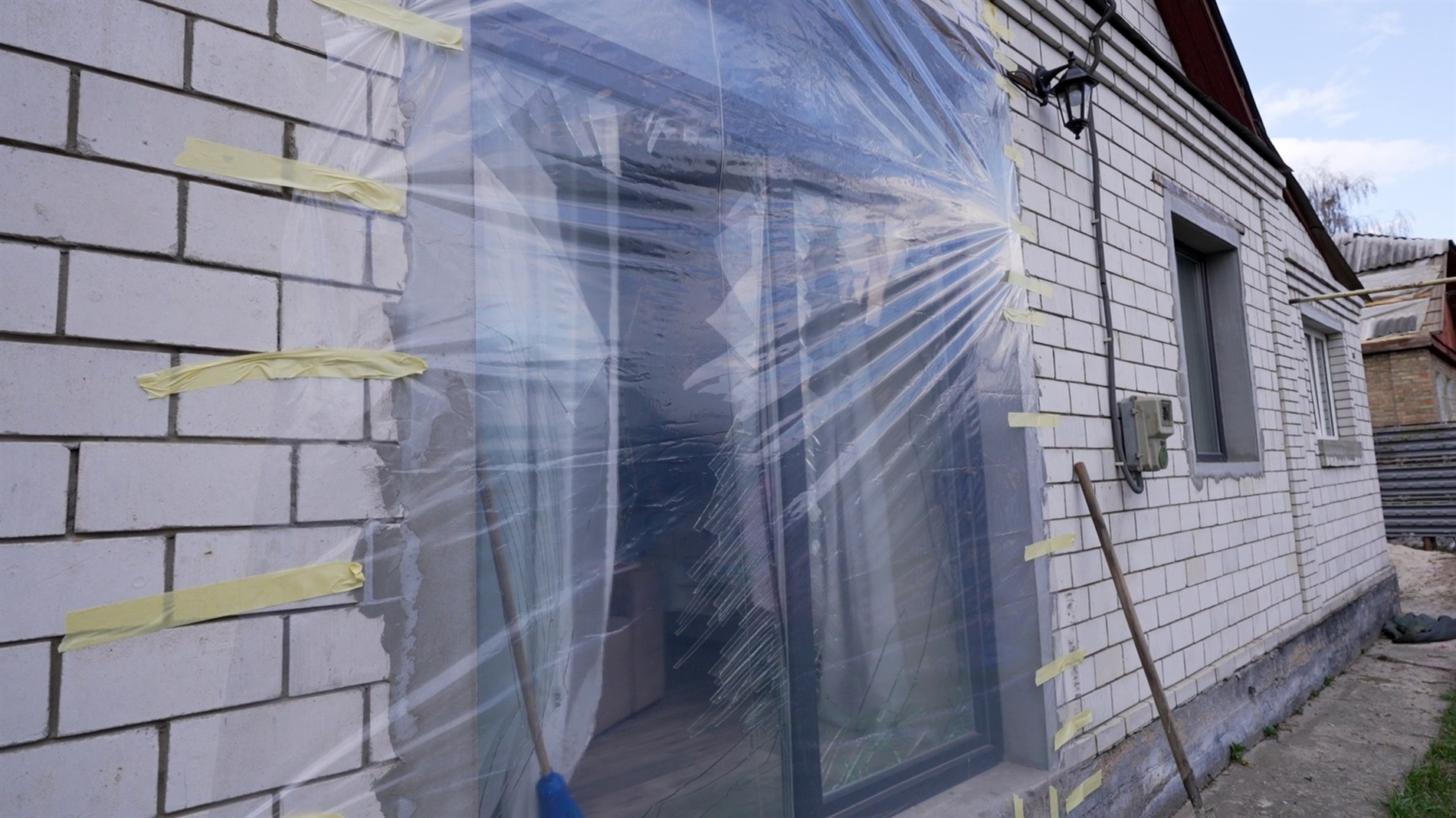 14-річна дівчина врятувала 2-річну дитину: деталі наслідків російського обстрілу Коростеня 3 квітня