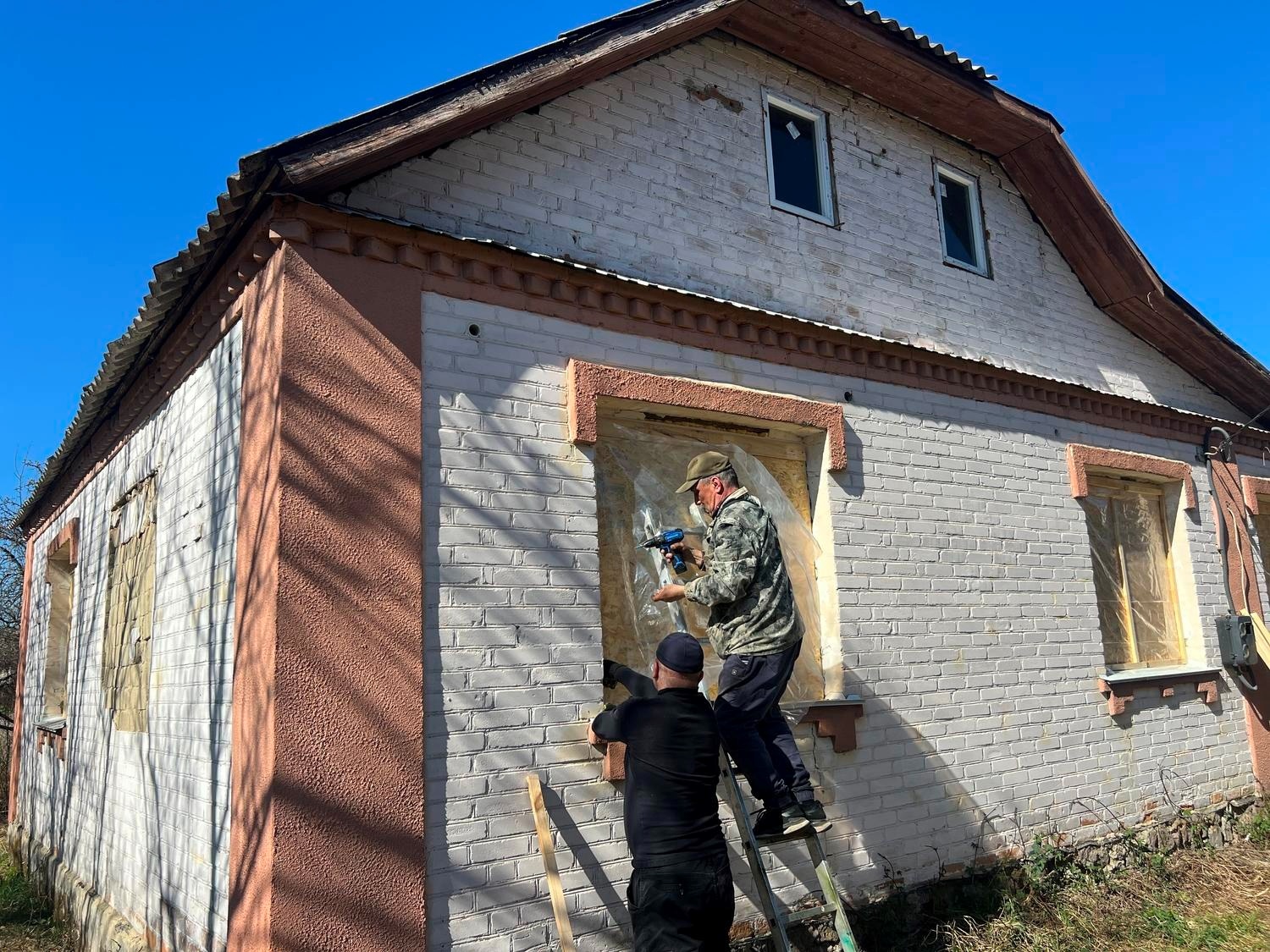 14-річна дівчина врятувала 2-річну дитину: деталі наслідків російського обстрілу Коростеня 3 квітня