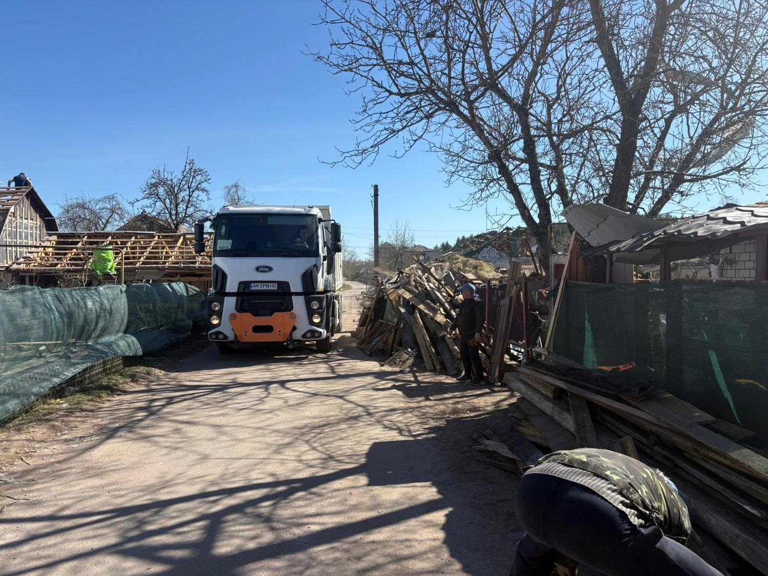 14-річна дівчина врятувала 2-річну дитину: деталі наслідків російського обстрілу Коростеня 3 квітня