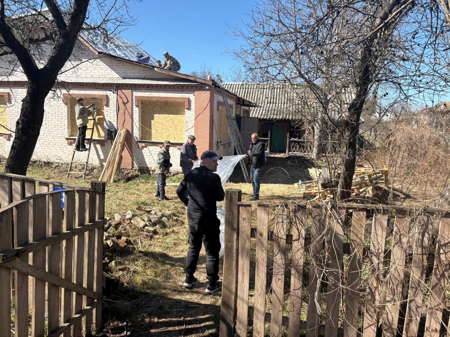 14-річна дівчина врятувала 2-річну дитину: деталі наслідків російського обстрілу Коростеня 3 квітня