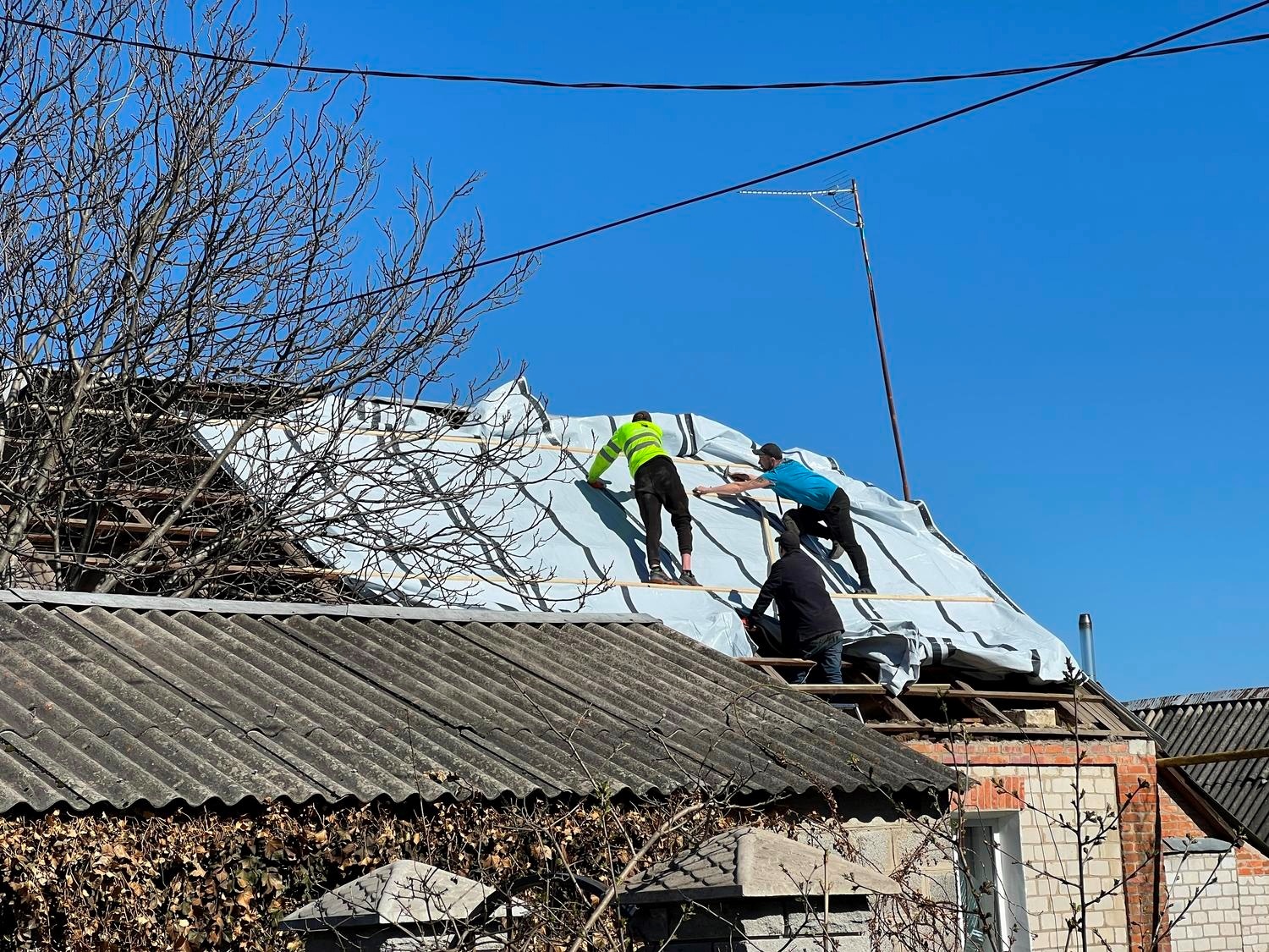 14-річна дівчина врятувала 2-річну дитину: деталі наслідків російського обстрілу Коростеня 3 квітня