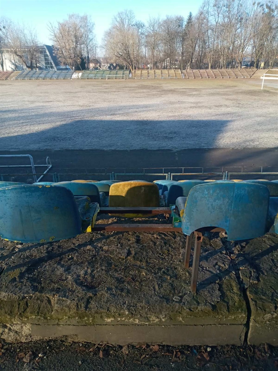 На стадіоні на Звягельщині вандали зламали стільці, знищили біотуалет і вирвали літери з вивіски