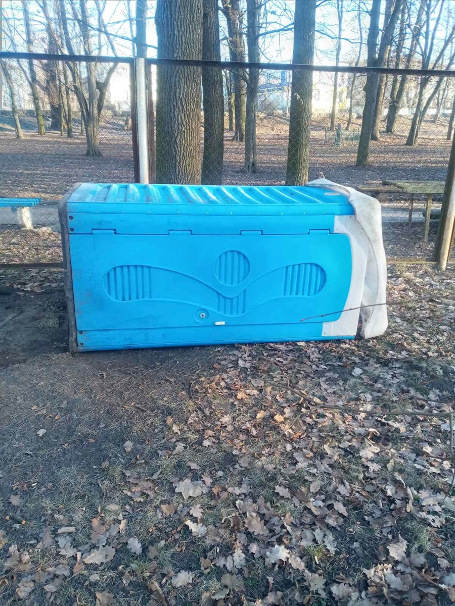 На стадіоні на Звягельщині вандали зламали стільці, знищили біотуалет і вирвали літери з вивіски