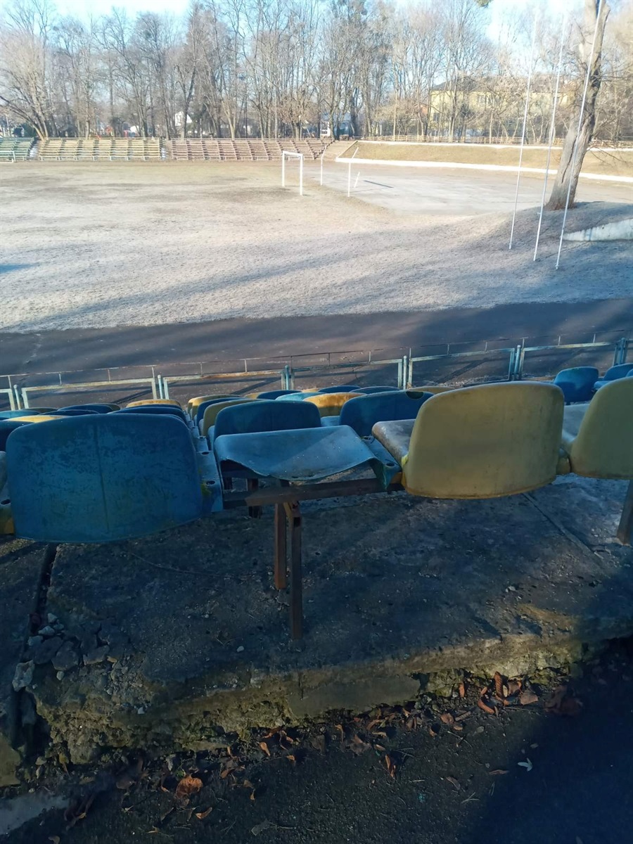 На стадіоні на Звягельщині вандали зламали стільці, знищили біотуалет і вирвали літери з вивіски
