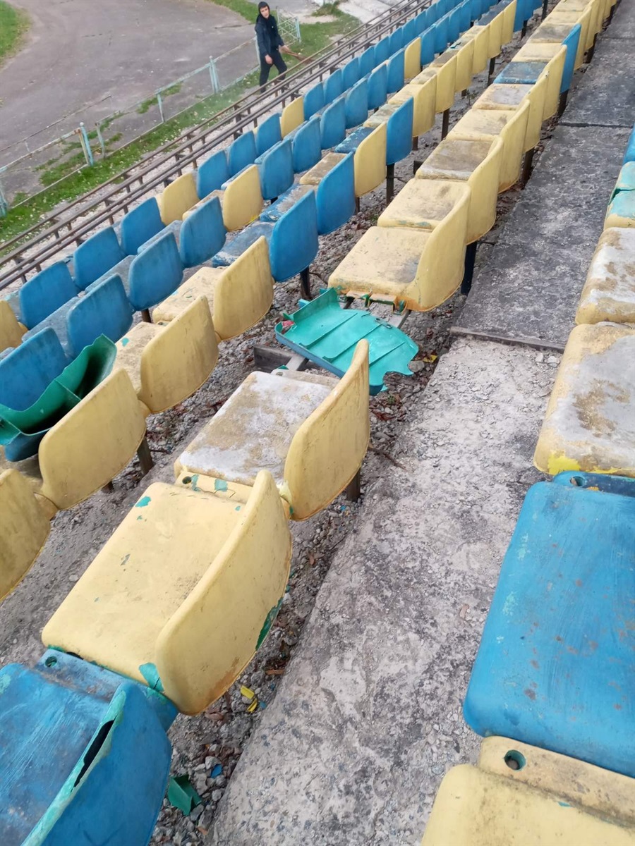 На стадіоні на Звягельщині вандали зламали стільці, знищили біотуалет і вирвали літери з вивіски