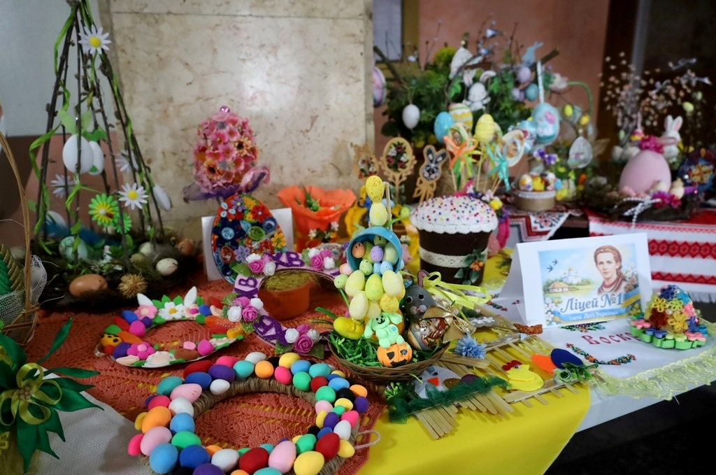 Писанки, зайчики та декоративні композиції: у Звягелі відкрилася дитяча виставка до Великодня