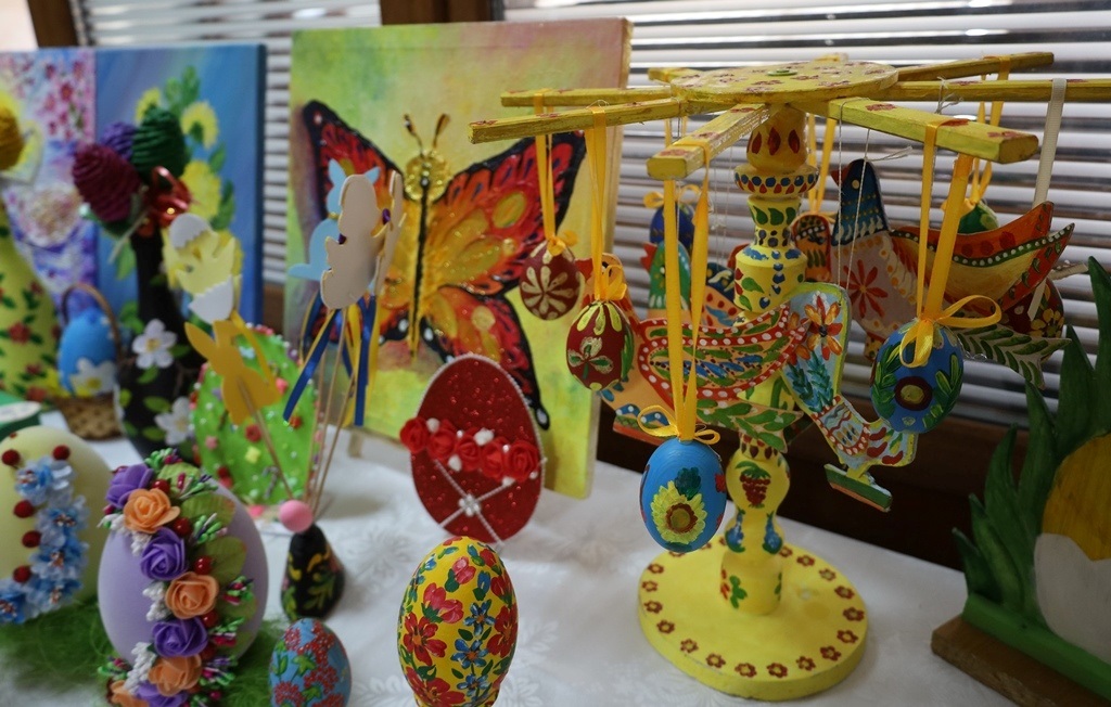 Писанки, зайчики та декоративні композиції: у Звягелі відкрилася дитяча виставка до Великодня