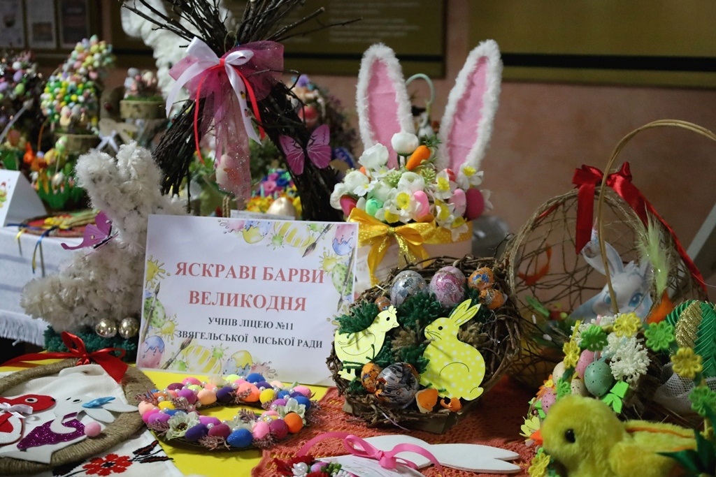 Писанки, зайчики та декоративні композиції: у Звягелі відкрилася дитяча виставка до Великодня