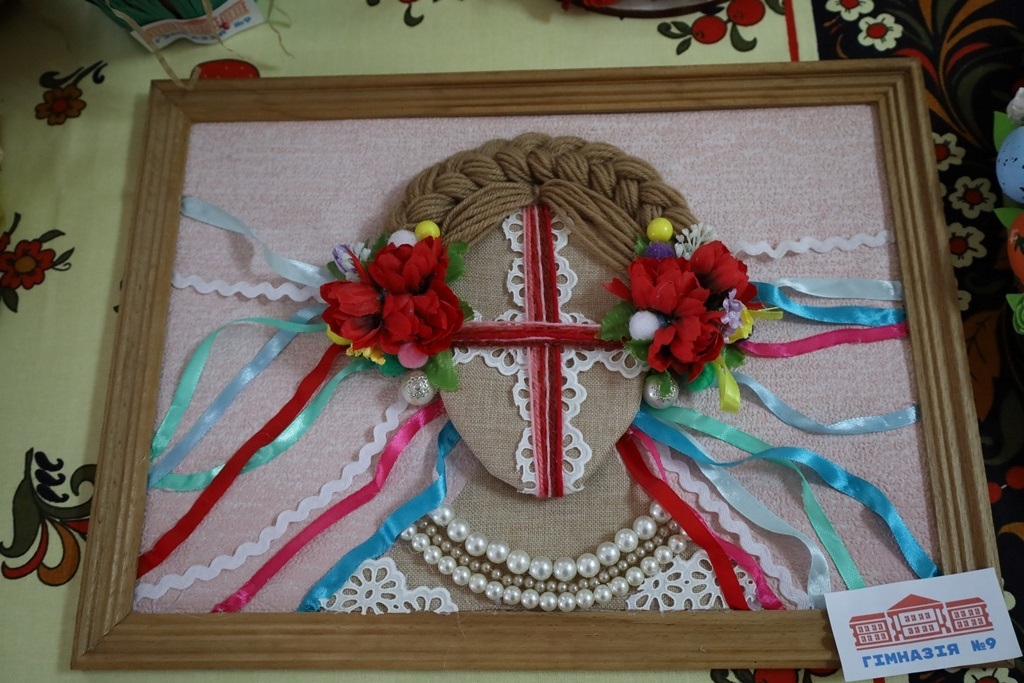 Писанки, зайчики та декоративні композиції: у Звягелі відкрилася дитяча виставка до Великодня