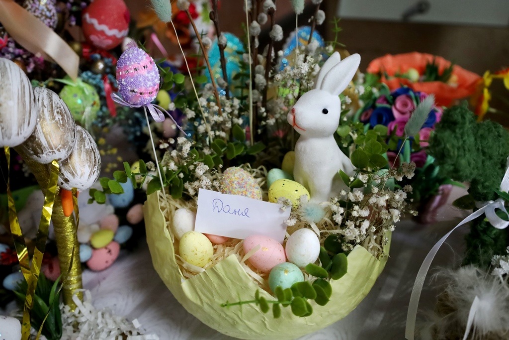 Писанки, зайчики та декоративні композиції: у Звягелі відкрилася дитяча виставка до Великодня