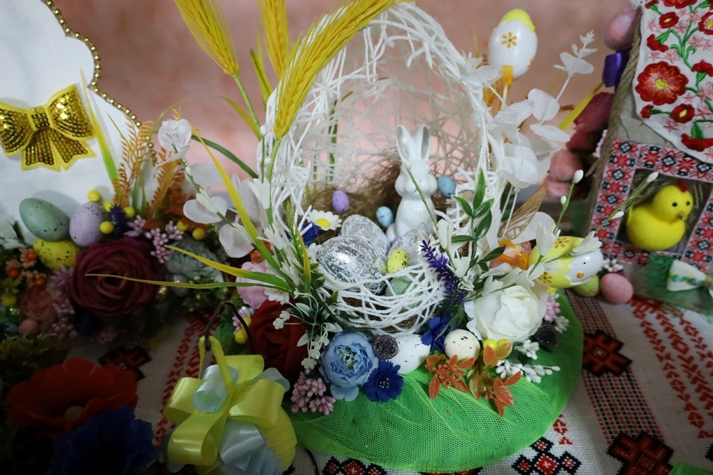 Писанки, зайчики та декоративні композиції: у Звягелі відкрилася дитяча виставка до Великодня