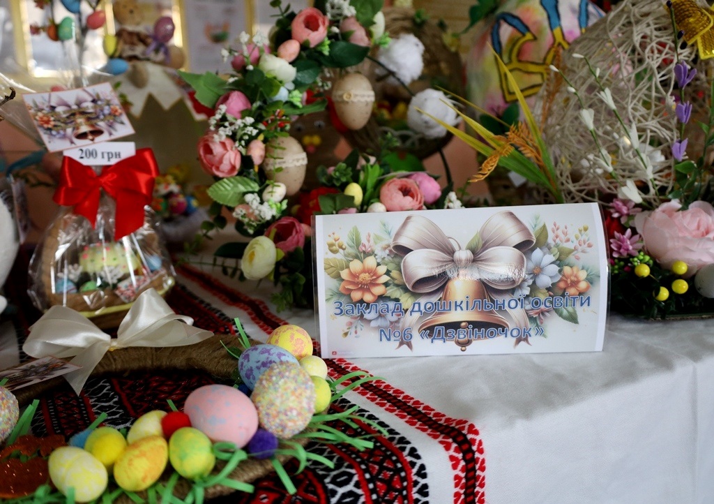 Писанки, зайчики та декоративні композиції: у Звягелі відкрилася дитяча виставка до Великодня