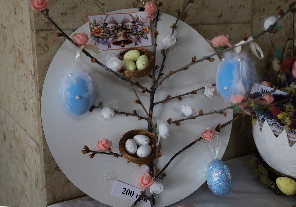 Писанки, зайчики та декоративні композиції: у Звягелі відкрилася дитяча виставка до Великодня