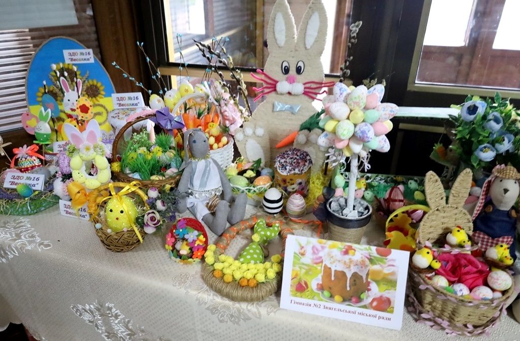 Писанки, зайчики та декоративні композиції: у Звягелі відкрилася дитяча виставка до Великодня