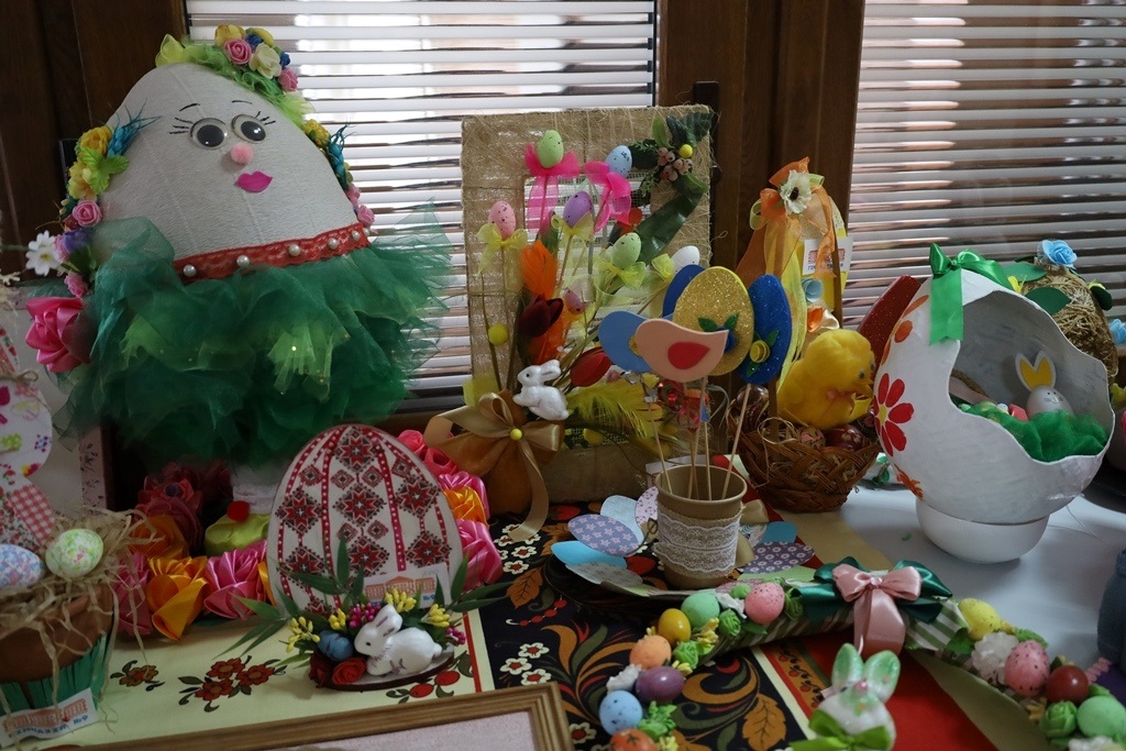 Писанки, зайчики та декоративні композиції: у Звягелі відкрилася дитяча виставка до Великодня