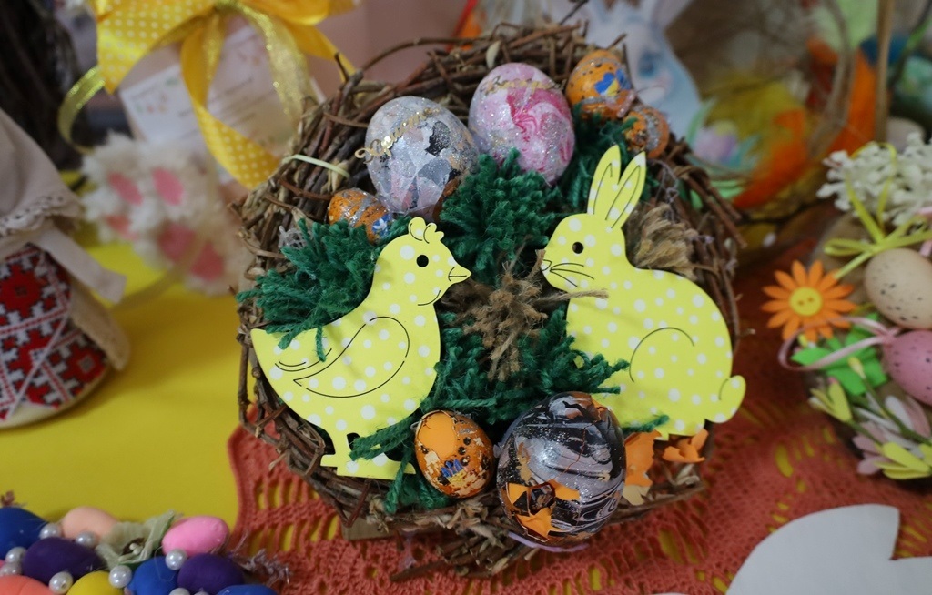 Писанки, зайчики та декоративні композиції: у Звягелі відкрилася дитяча виставка до Великодня