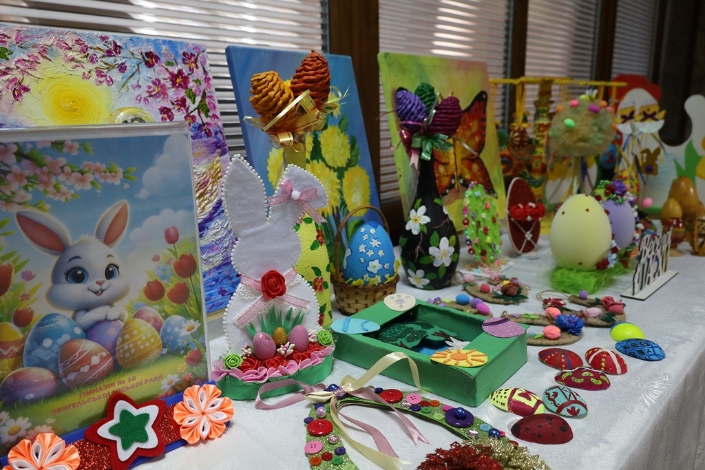 Писанки, зайчики та декоративні композиції: у Звягелі відкрилася дитяча виставка до Великодня