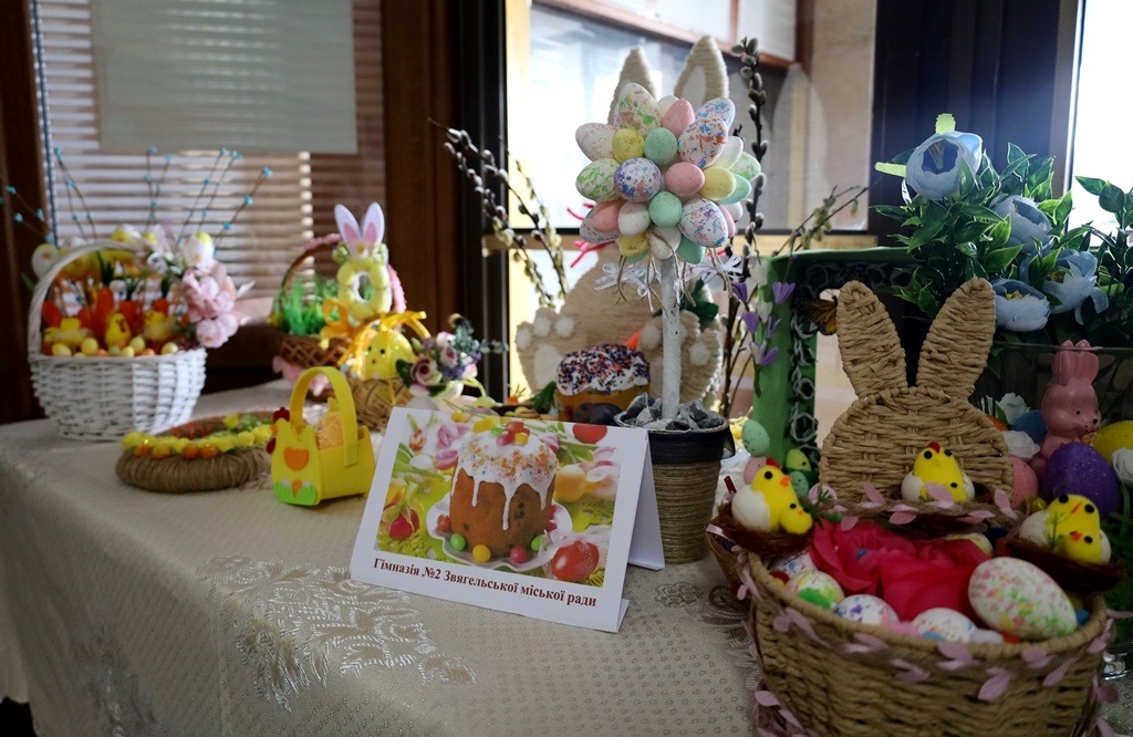 Писанки, зайчики та декоративні композиції: у Звягелі відкрилася дитяча виставка до Великодня