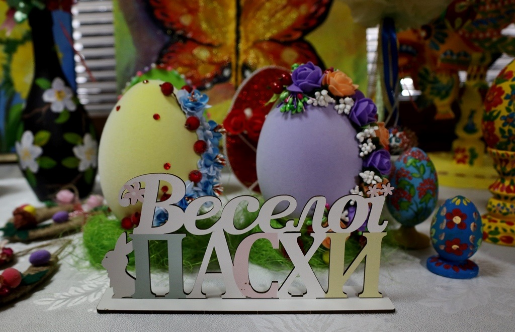 Писанки, зайчики та декоративні композиції: у Звягелі відкрилася дитяча виставка до Великодня