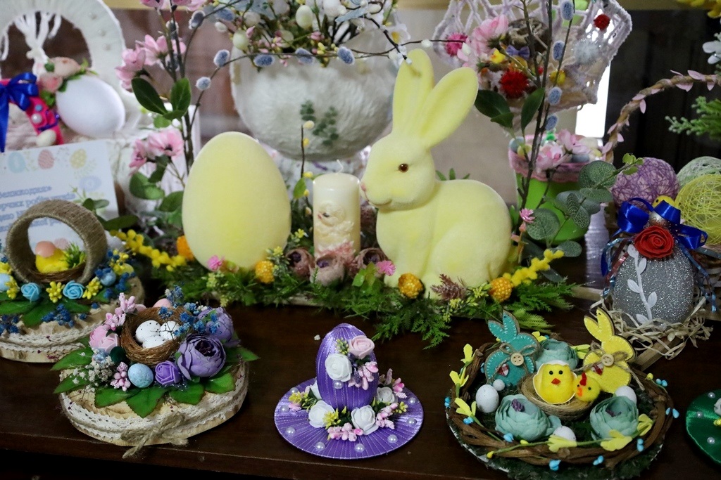 Писанки, зайчики та декоративні композиції: у Звягелі відкрилася дитяча виставка до Великодня
